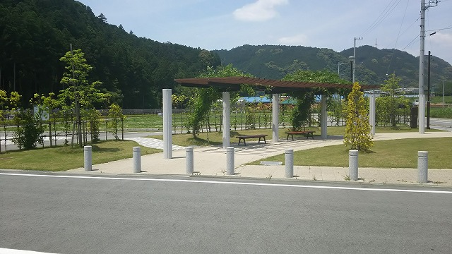 霊園入り口＆東屋